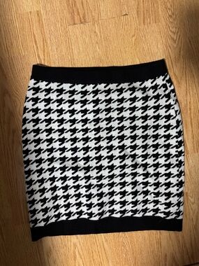 Skies Are Blue Black and White Houndstooth Pencil Skirt